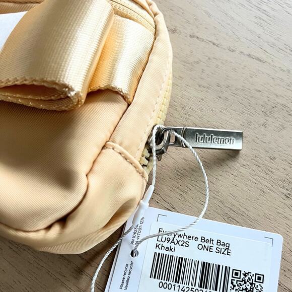 Lululemon Everywhere Crossbody Bag 1L - Khaki Cream Beige - Picture 3 of 3
